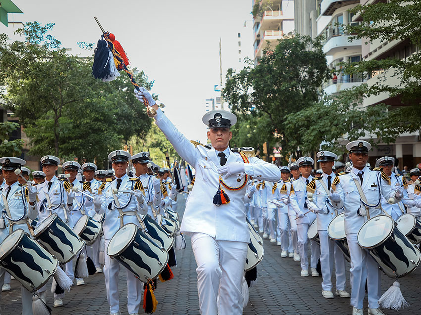 Guayaquil conmemoró su fundación con desfiles estudiantiles y ofrendas florales