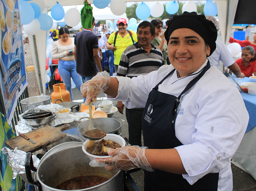 Más de 600 comerciantes del Terminal de Transferencia de Víveres participaron en feria por homenaje a Guayaquil