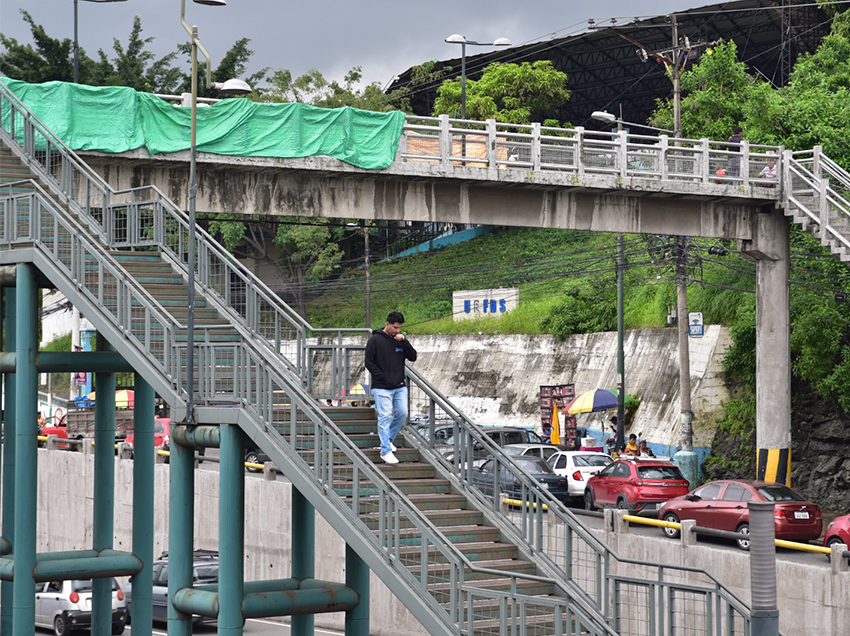 Municipio interviene tercer paso peatonal en la Vía a Daule como parte de una remodelación de siete puentes