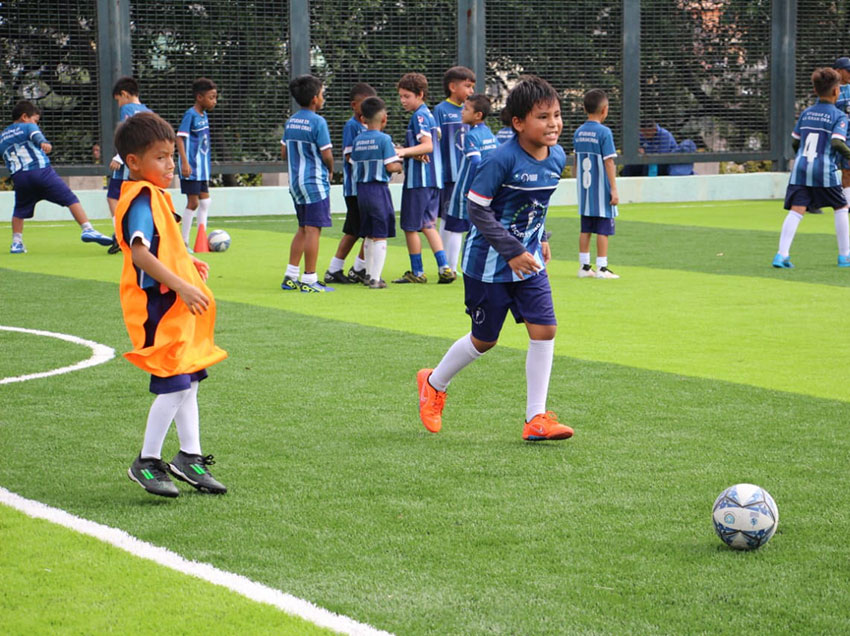 400 niños volvieron a entrenar en el Parque Lineal de la Av. Barcelona luego de que se reemplazó el césped sintético