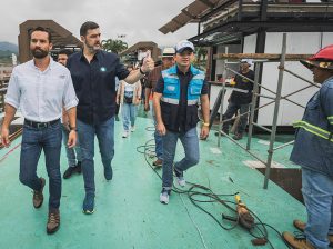 Alcalde Aquiles Alvarez inaugura dos nuevos parques en Chongón e inspecciona avance de paso peatonal en Vía a la Costa