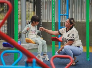Alcalde Aquiles Alvarez inaugura dos nuevos parques en Chongón e inspecciona avance de paso peatonal en Vía a la Costa