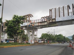 Alcalde Aquiles Alvarez inaugura dos nuevos parques en Chongón e inspecciona avance de paso peatonal en Vía a la Costa