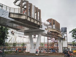 Alcalde Aquiles Alvarez inaugura dos nuevos parques en Chongón e inspecciona avance de paso peatonal en Vía a la Costa