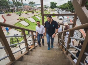 Alcalde Aquiles Alvarez inaugura dos nuevos parques en Chongón e inspecciona avance de paso peatonal en Vía a la Costa