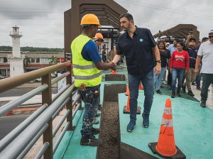 Alcalde Aquiles Alvarez inaugura dos nuevos parques en Chongón e inspecciona avance de paso peatonal en Vía a la Costa