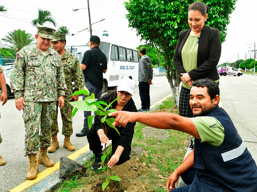 Día del Árbol se conmemoró con jornada de reforestación “Guayaquil de todos los árboles” en la Base Naval Sur