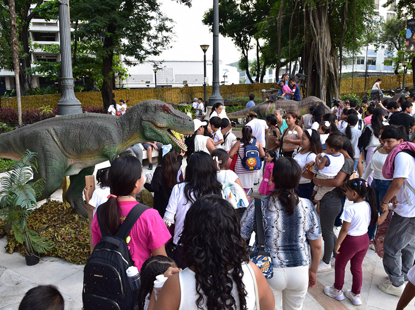 Estudiantes disfrutaron de la exposición ‘Gigantes de la Prehistoria’ en Malecón 2000