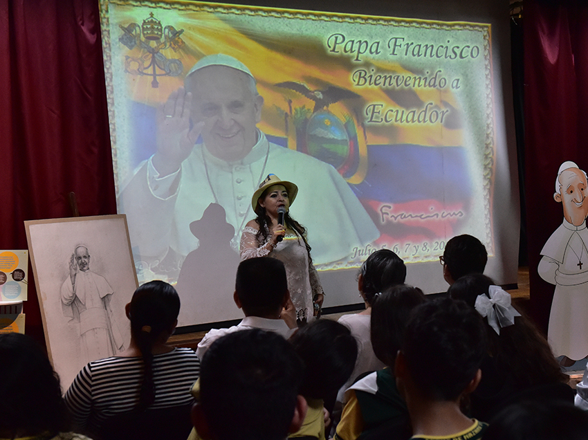 Más de 150 estudiantes participaron del conversatorio ‘Memorias del Papa Francisco’
