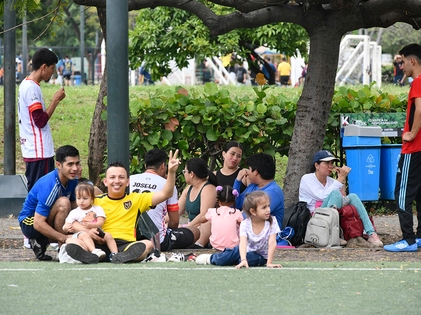 Guayaquileños disfrutan de los parques municipales como espacios de encuentro familiar durante el feriado