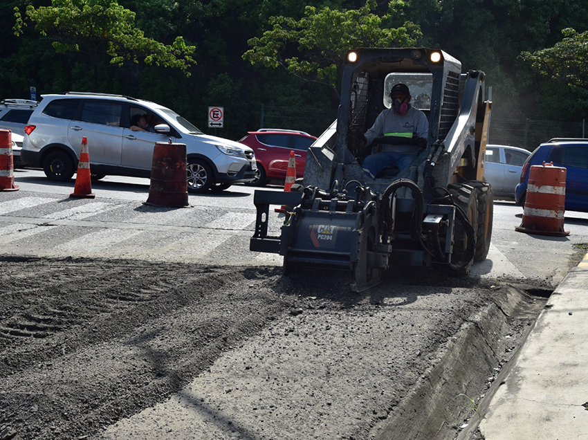 Obras Públicas atiende requerimientos de bacheo en Urdesa y otros sectores
