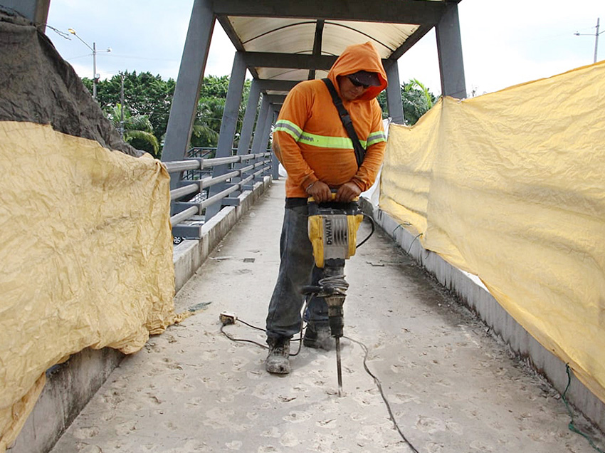 Obras Públicas inició mantenimiento integral del paso peatonal, frente al Hospital Teodoro Maldonado Carbo