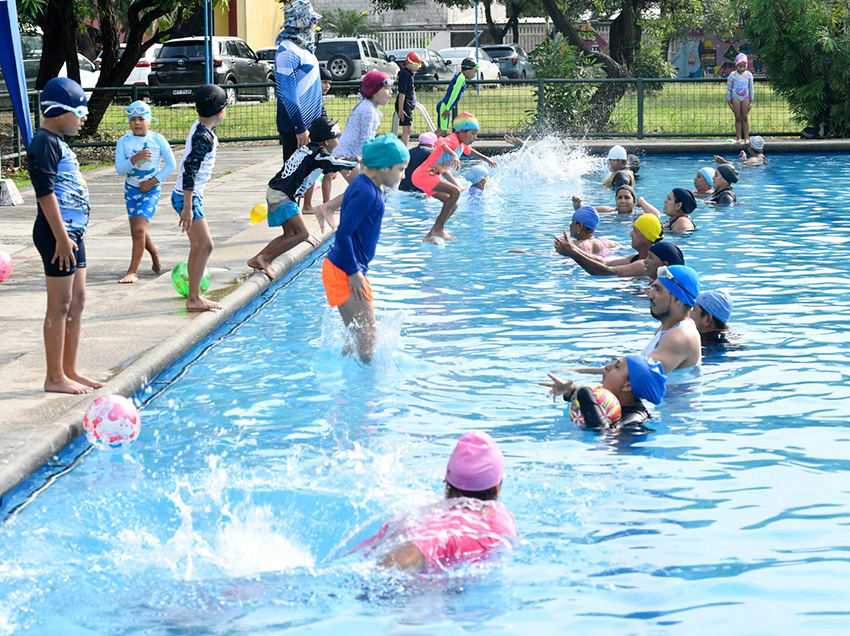 670 personas se benefician de los cursos gratuitos de natación que ofrece la Alcaldía de Guayaquil