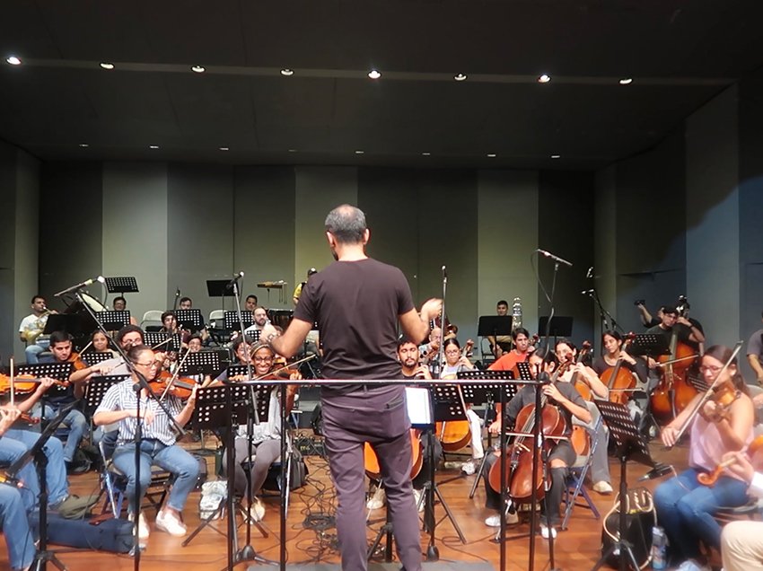 La Filarmónica de Guayaquil convierte un himno futbolero en una obra internacional