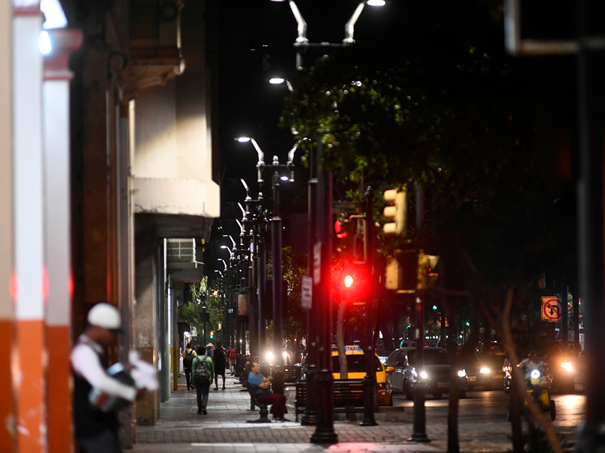 Instalan luminarias temporales en la Av. 9 de Octubre hasta que inicie la renovación del sistema de alumbrado público