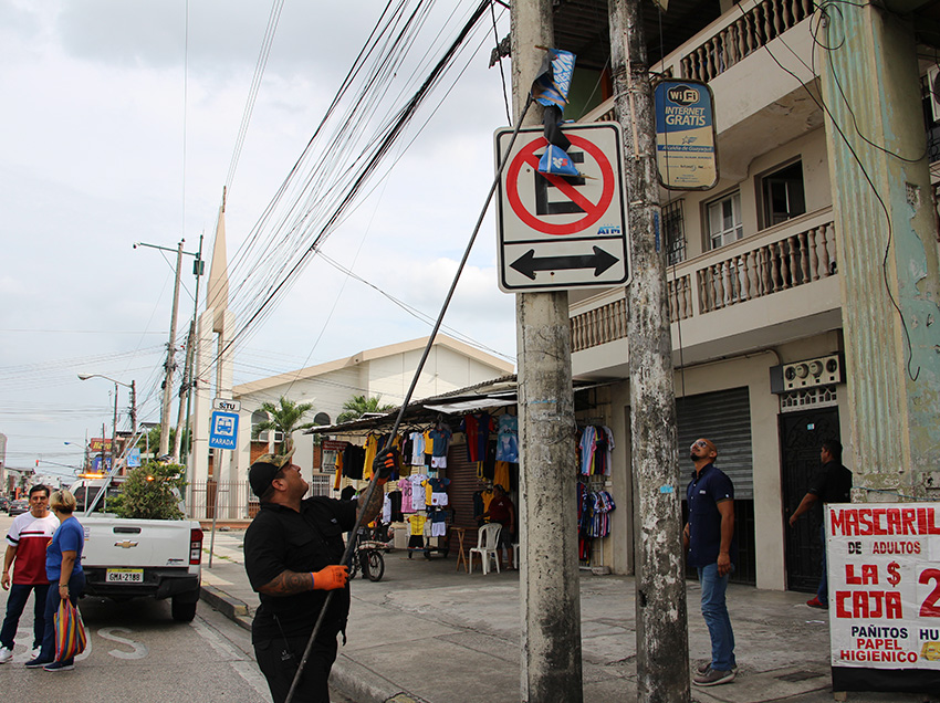 El Municipio limpia la ciudad de propaganda electoral: 5.000 pancartas fueron retiradas