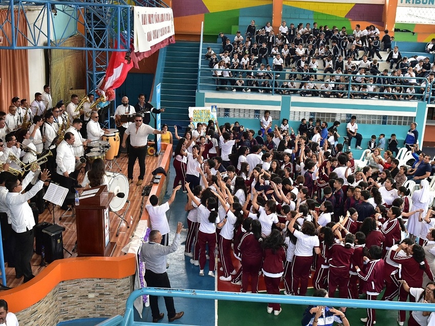 La Banda Municipal llenó de ritmo y alegría las fiestas de la Unidad Educativa Santa María Goretti