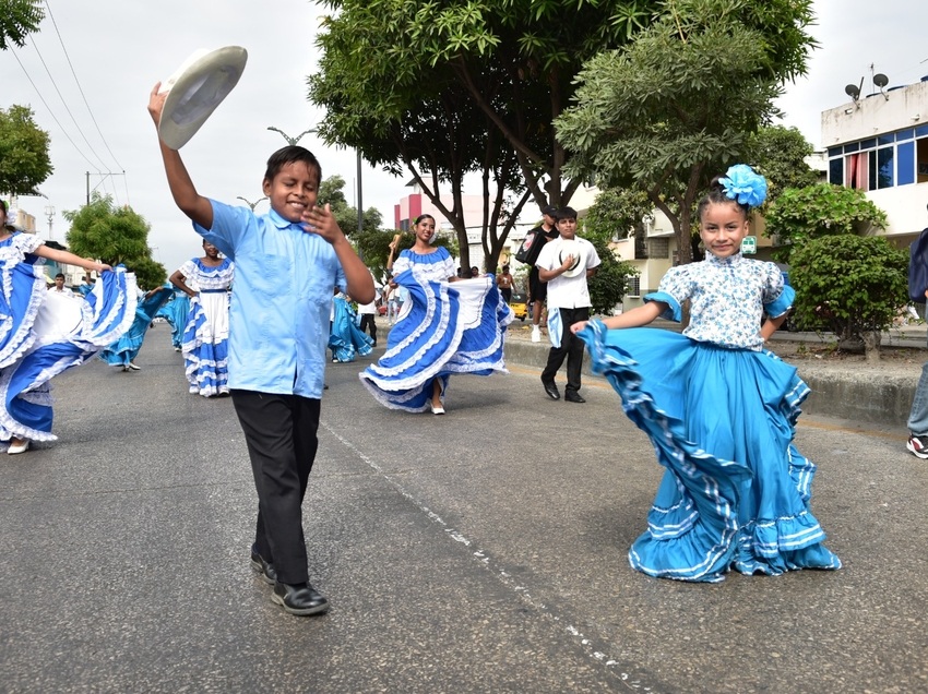 Bandas, bastoneras y civismo: el Suburbio celebró a Guayaquil a ritmo de juventud