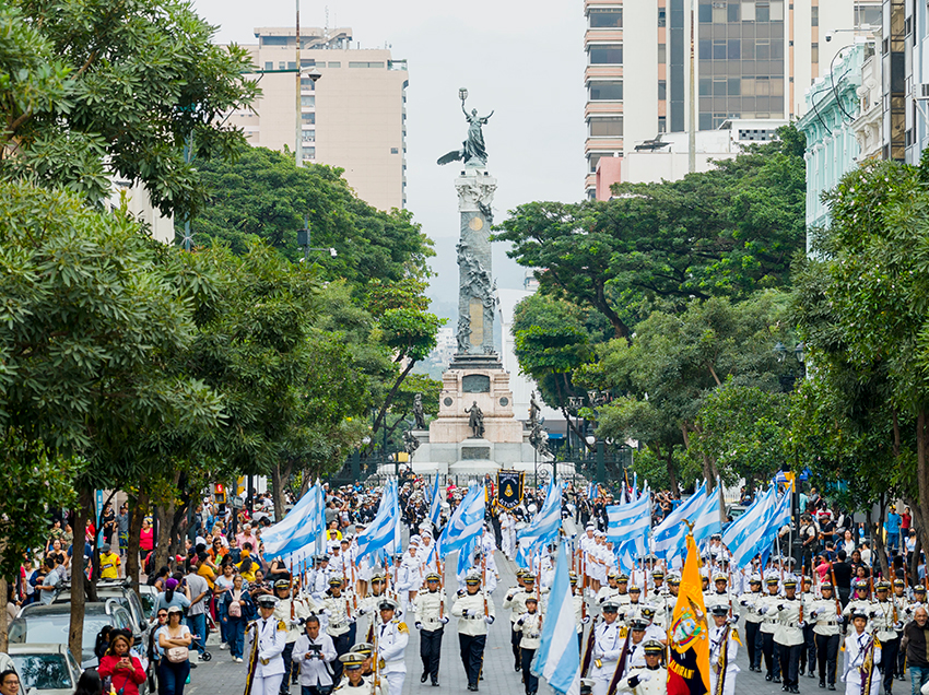 Miles de estudiantes llenan de orgullo y color las calles de Guayaquil en desfile por su fundación
